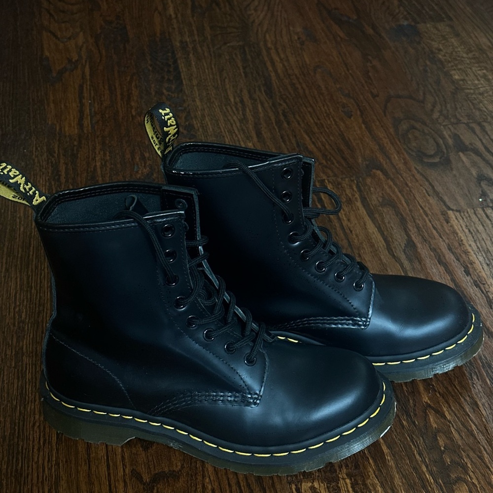 LIKE NEW Dr. Martens Size 8 Women’s Boots